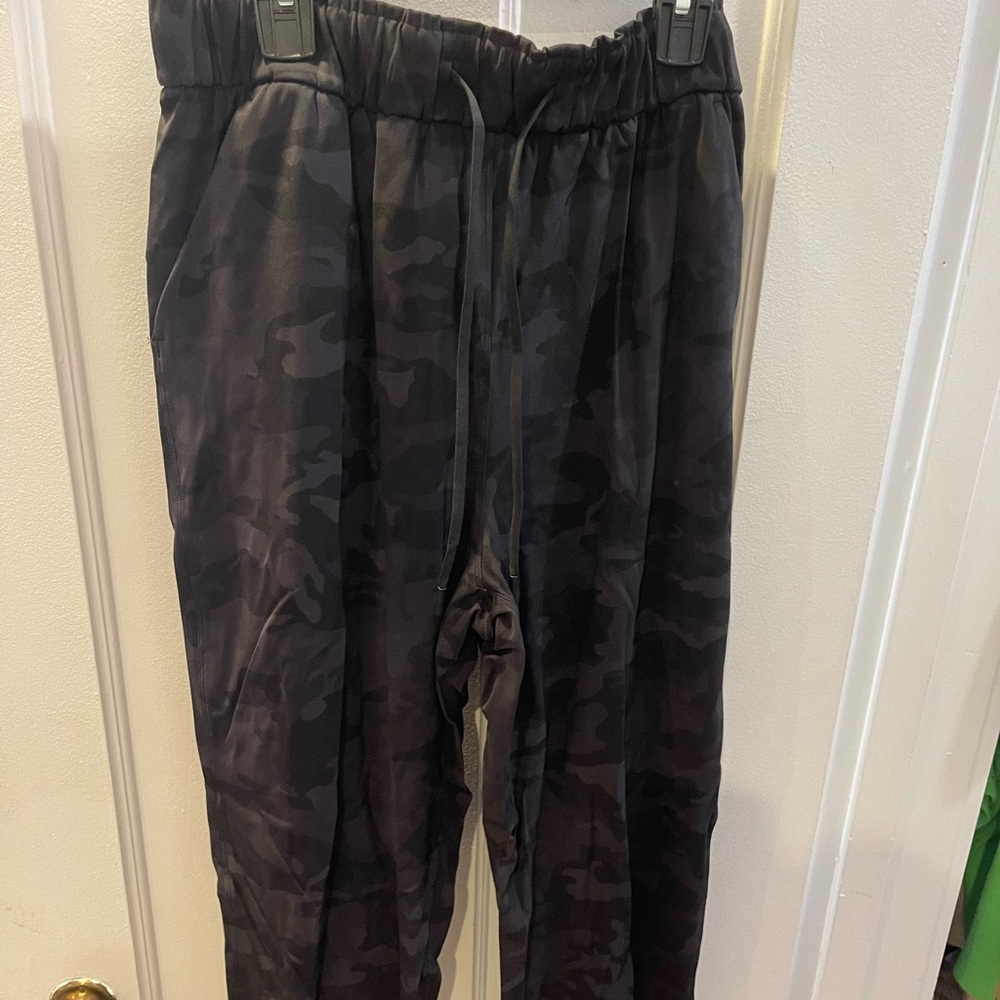 Lululemon camo joggers excellent condition. Like new! What a bargain!